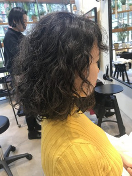 i043442248_349-262-1 くるくるパーマがニューレトロでオシャレ!_20200203_1