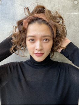 オシャレな強めのくるくるパーマもオススメ！_20201220_2