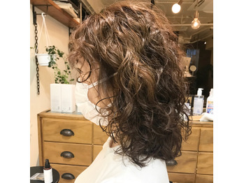 今年のトレンド！くるくる強めのパーマ_20200824_1