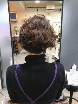 ショートのくるくるパーマが可愛い！_20201217_2