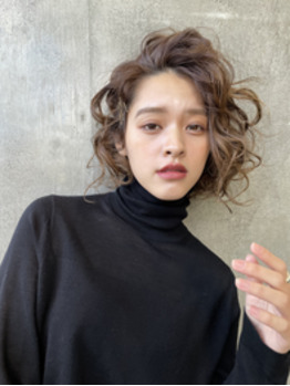 オシャレな強めのくるくるパーマもオススメ！_20201220_1