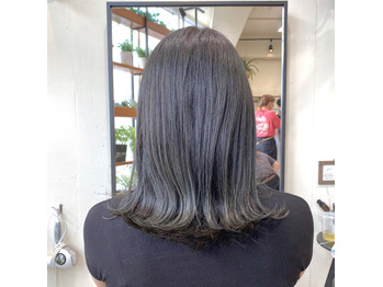 ダーク系カラーでも透明感を！_20210204_1