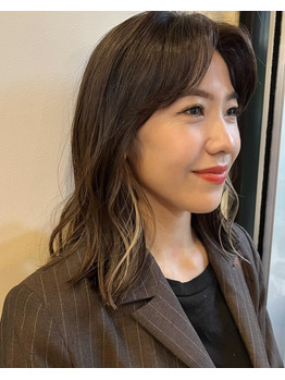 大人ブラウンにインナーで抜け感を！_20220415_1