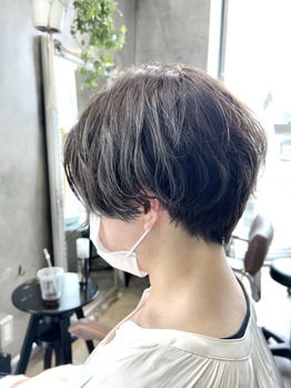 癖毛を活かしたショート×アッシュグレー_20220428_2