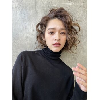 i054013784-1 オシャレな強めのくるくるパーマもオススメ!_20201220_1