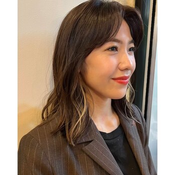 大人ブラウンにインナーで抜け感を！_20220415_1