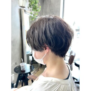 癖毛を活かしたショート×アッシュグレー_20220428_2