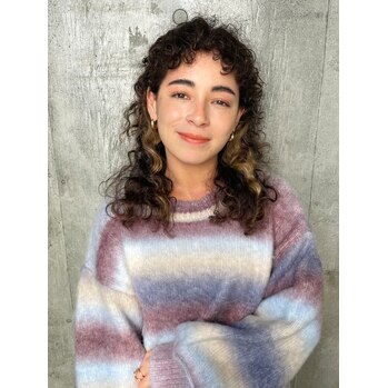 カーリーヘアにイヤリングカラー_20230113_1