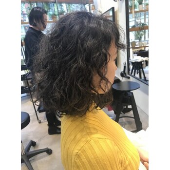 i043442248-1 くるくるパーマがニューレトロでオシャレ!_20200203_1