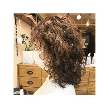 今年のトレンド！くるくる強めのパーマ_20200824_1