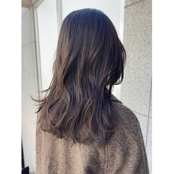 i070598131 顔まわりレイヤーを入れたロングヘア_20220305_1