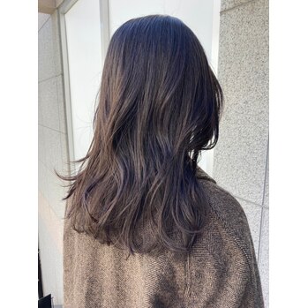 i070598131 顔まわりレイヤーを入れたロングヘア_20220305_1