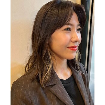 大人ブラウンにインナーで抜け感を！_20220415_1