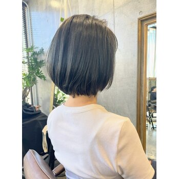 i092319812 赤みをかき消すグレージュカラーと大人ボブ_20230907_1