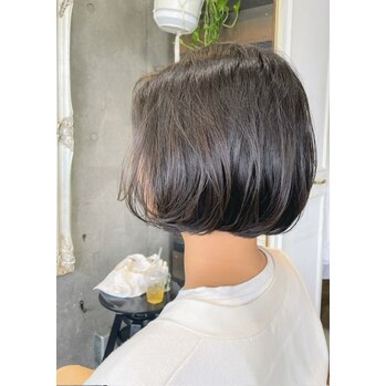 i092319863-1 赤みをかき消すグレージュカラーと大人ボブ_20230907_2